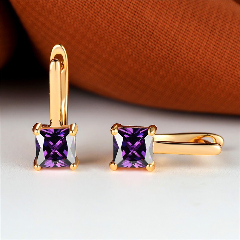 Brincos elegantes em ouro - com zircônias quadradas