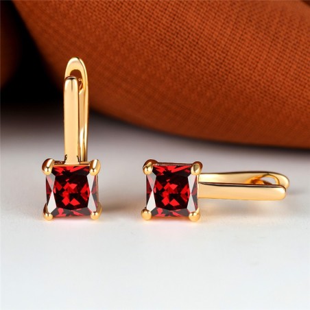 Brincos elegantes em ouro - com zircônias quadradas