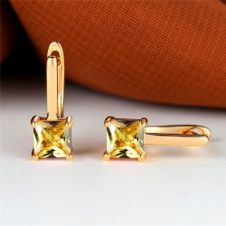 Brincos elegantes em ouro - com zircônias quadradas