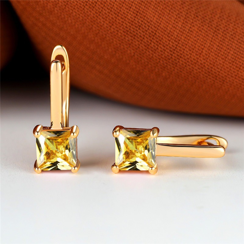 Brincos elegantes em ouro - com zircônias quadradas
