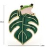 A rã e a folha - broche de esmalte