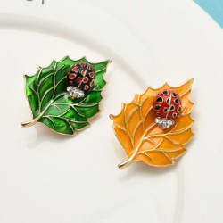 Broche com besouro e folha
