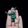 Bruxa na vassoura - broche