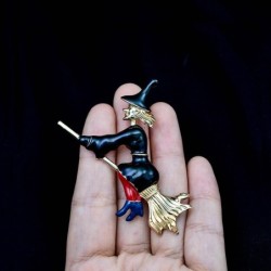 Bruxa na vassoura - broche
