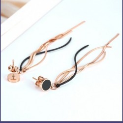 Brincos longos com borlas - ouro rosa / esmalte preto - aço inoxidável