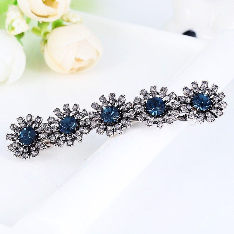 Elegant hair clip with crystal flowersHair clips
