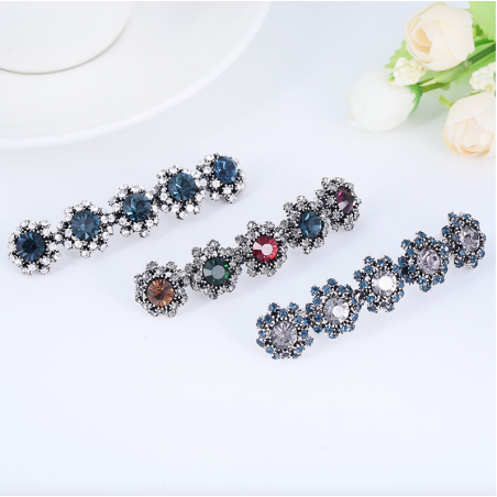 Elegant hair clip with crystal flowersHair clips