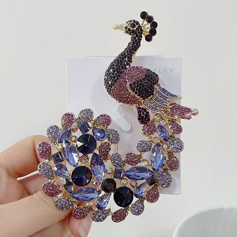 broche de pavão de cristal