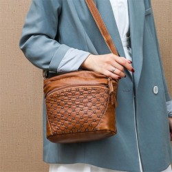 Bolsa tiracolo de couro - com rebites