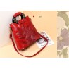 Bolsa de ombro elegante em couro - flores estampadas