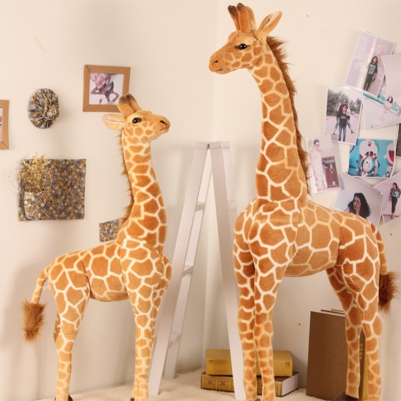 Girafa realista - brinquedo de pelúcia