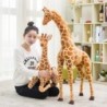 Girafa realista - brinquedo de pelúcia