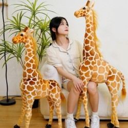 Girafa realista - brinquedo de pelúcia