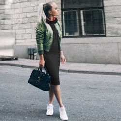 Vestido elegante na altura do joelho - com gola alta