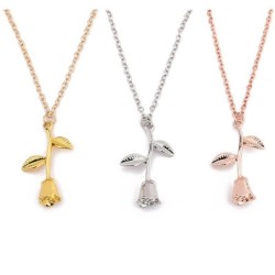 Colar elegante com pingente de rosa