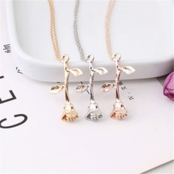 Colar elegante com pingente de rosa