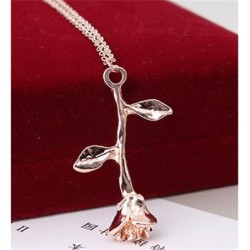 Colar elegante com pingente de rosa