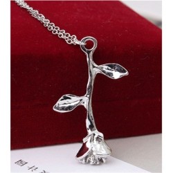 Colar elegante com pingente de rosa