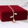 Colar elegante com pingente de rosa