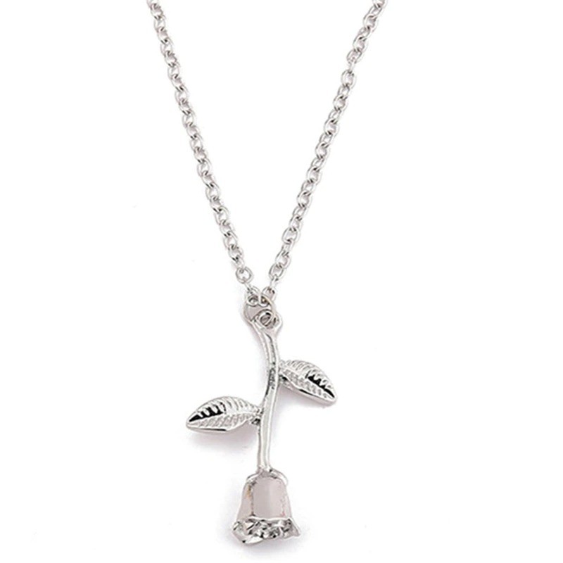 Colar elegante com pingente de rosa