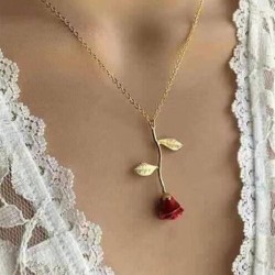 Colar elegante com pingente de rosa