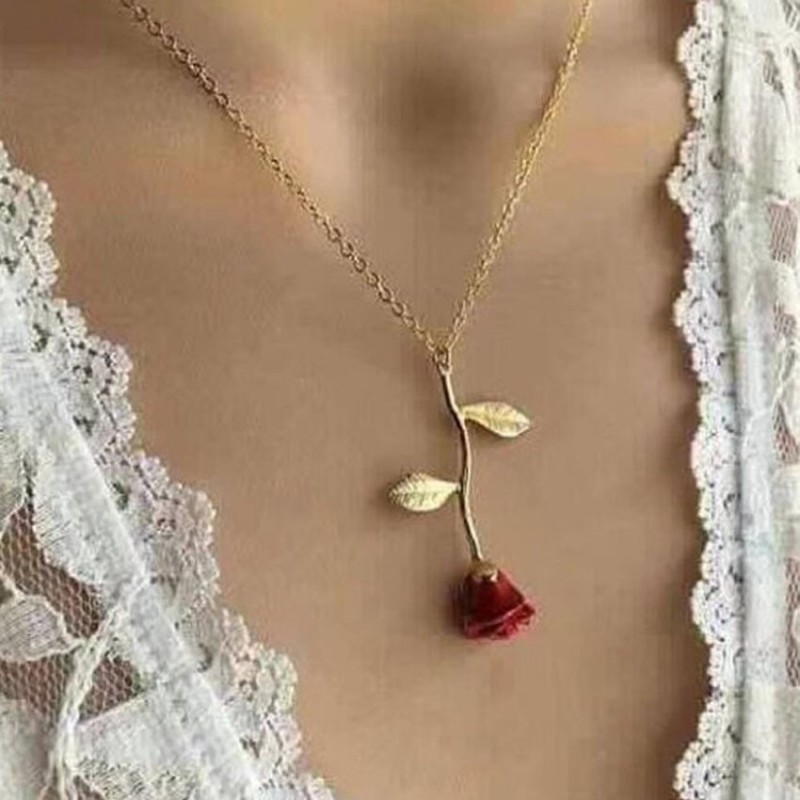 Colar elegante com pingente de rosa