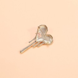 Broche em formato de coração com zircônias
