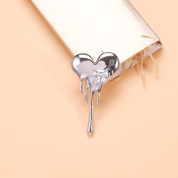 Broche em formato de coração com zircônias