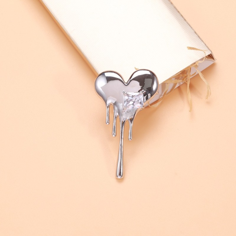 Broche em formato de coração com zircônias
