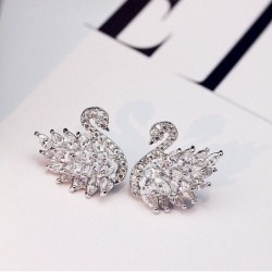 brincos em forma de cisne