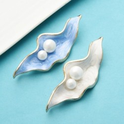 Pearl shell - with pearls - broochBrooches