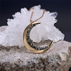 Pingente em forma de lua com minerais triturados - colar de ouro