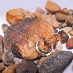 Pingente em forma de lua com minerais triturados - colar de ouro