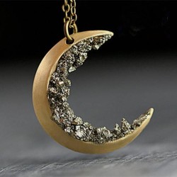 Pingente em forma de lua com minerais triturados - colar de ouro