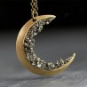 Pingente em forma de lua com minerais triturados - colar de ouro