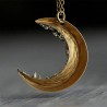 Pingente em forma de lua com minerais triturados - colar de ouro