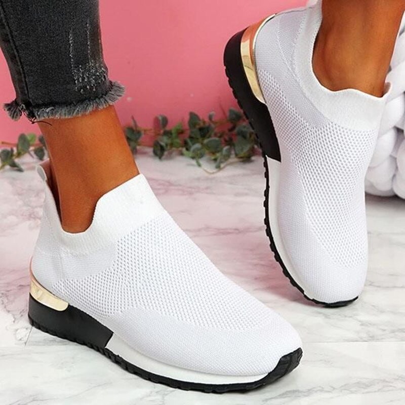 Tênis esportivo em mesh - slip on - com plataforma alta