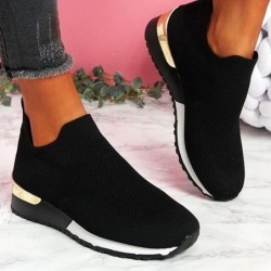Tênis esportivo em mesh - slip on - com plataforma alta
