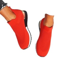 Tênis esportivo em mesh - slip on - com plataforma alta