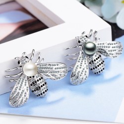 Broche de prata em forma de abelha - com uma pérola