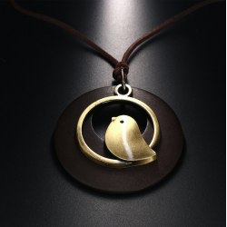 Pingente de madeira com pássaro - colar de corda