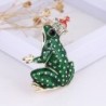Sapo verde com coroa de cristal - broche