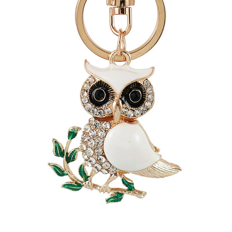 Coruja de cristal branco sentada no galho - chaveiro