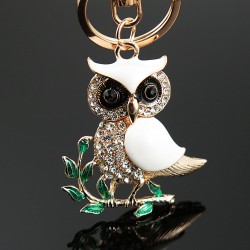 Coruja de cristal branco sentada no galho - chaveiro