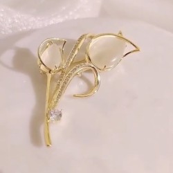 Broche em forma de tulipa branca - com cristais