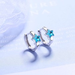 Brincos redondos de prata com estrela de cristal azul