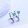 Brincos redondos de prata com estrela de cristal azul