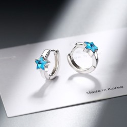 Brincos redondos de prata com estrela de cristal azul