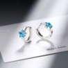 Brincos redondos de prata com estrela de cristal azul