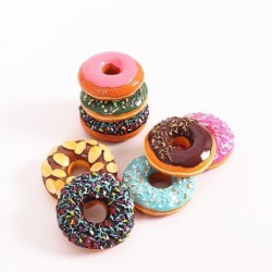 Ímãs decorativos de geladeira - donuts coloridos